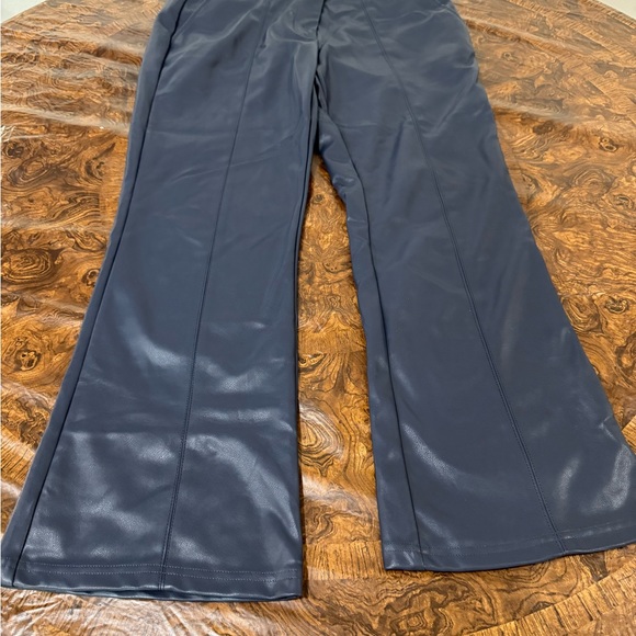 Fate Women's Navy Capris - Picture 1 of 12